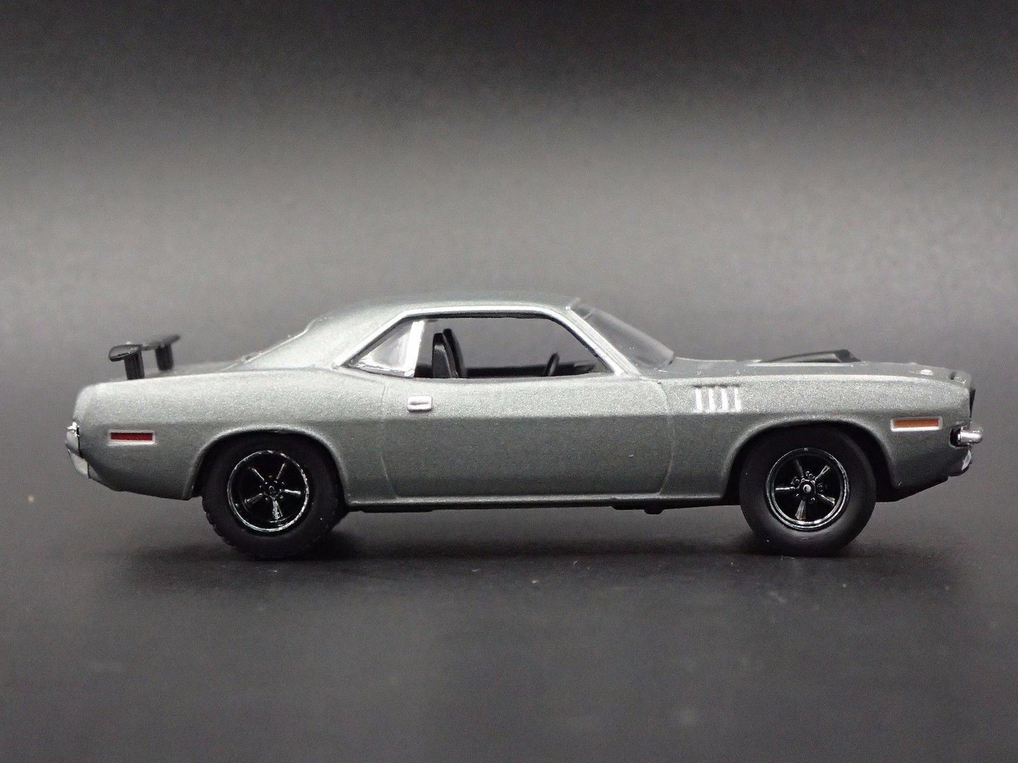 1971 71 PLYMOUTH HEMI CUDA GRAY 1/64 SCALE COLLECTIBLE DIORAMA DIECAST MODEL CAR