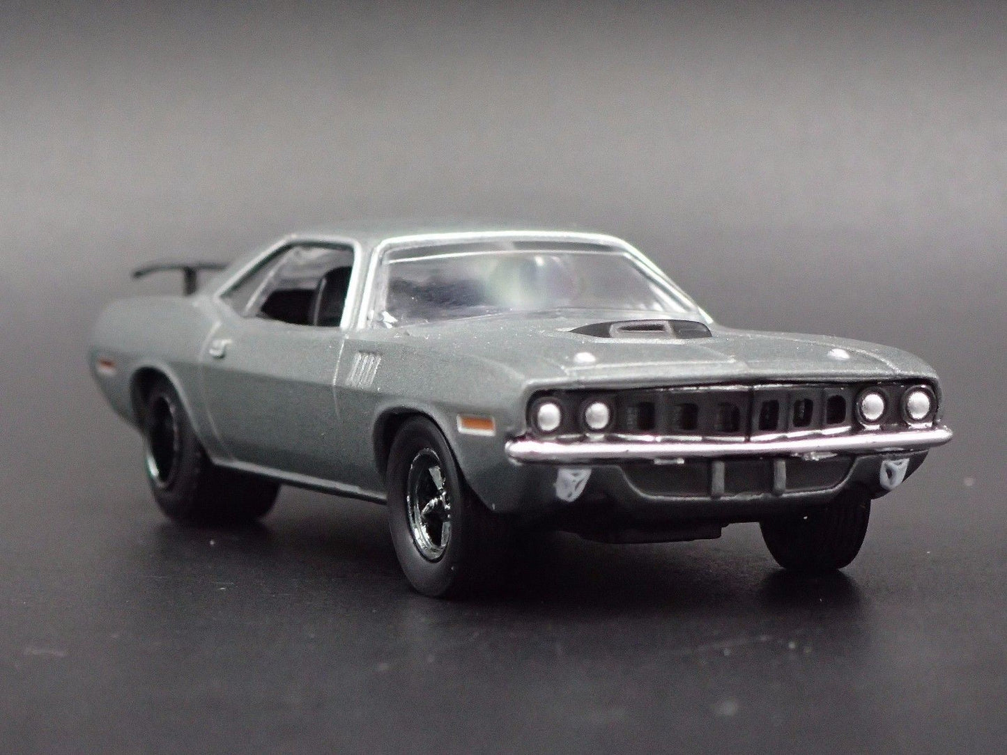 1971 71 PLYMOUTH HEMI CUDA GRAY 1/64 SCALE COLLECTIBLE DIORAMA DIECAST MODEL CAR