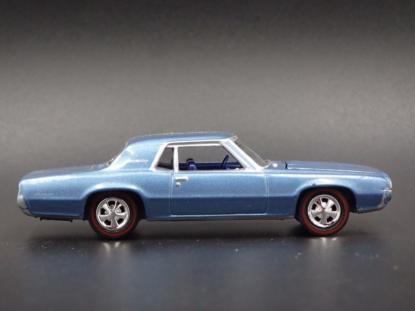 1967 67 FORD THUNDERBIRD HARDTOP BLUE 1/64 SCALE DIORAMA DIECAST MODEL CAR
