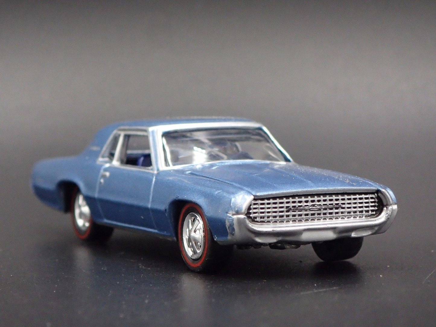 1967 67 FORD THUNDERBIRD HARDTOP BLUE 1/64 SCALE DIORAMA DIECAST MODEL CAR