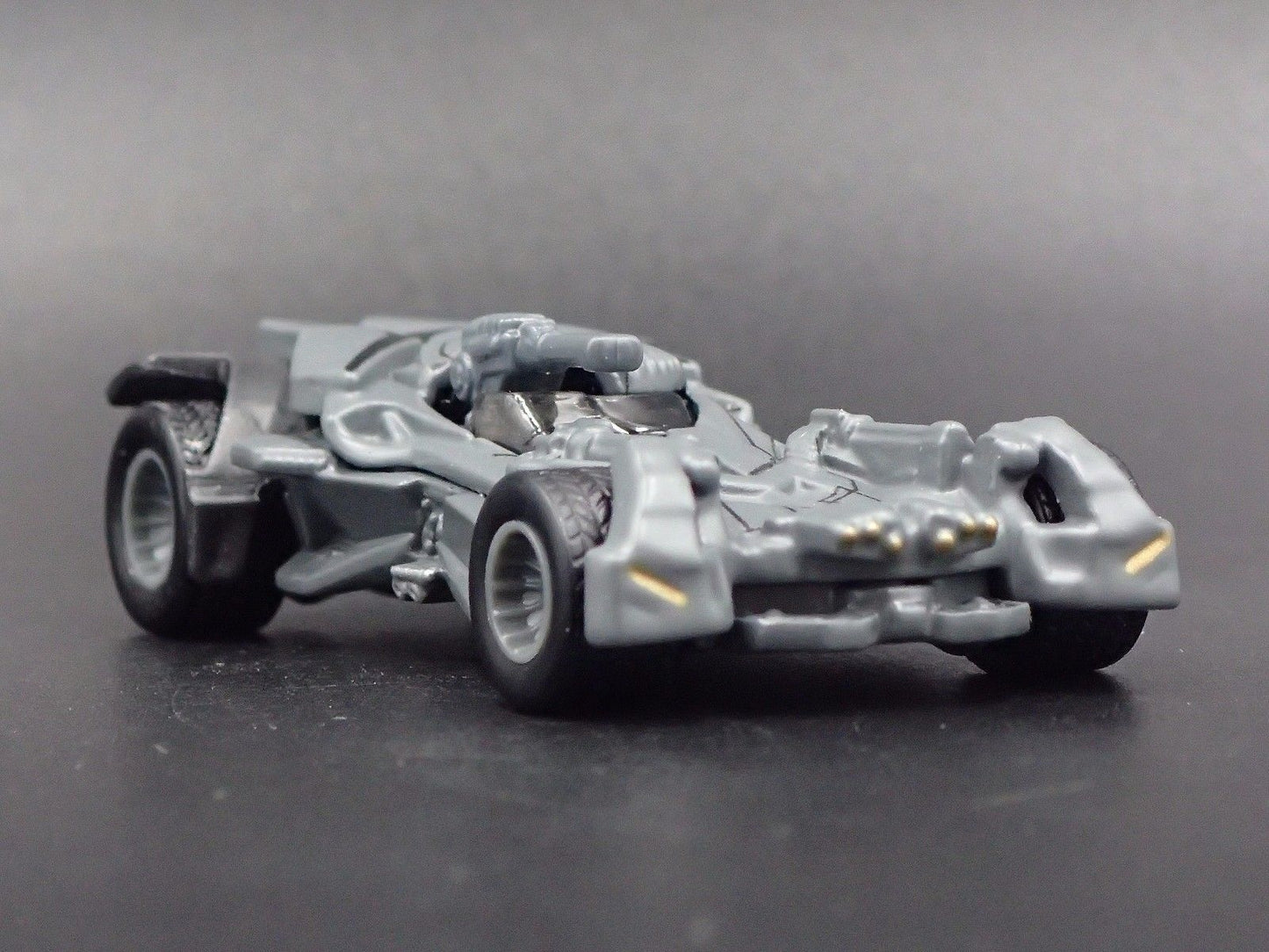 BATMAN JUSTICE LEAGUE BATMOBILE 1:64 SCALE COLLECTIBLE DIORAMA DIECAST MODEL CAR