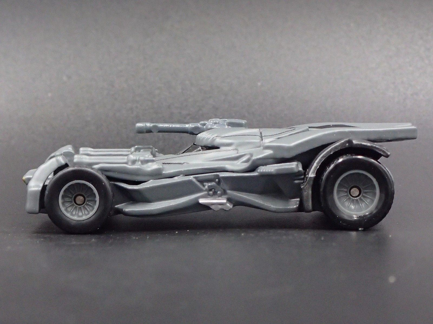 BATMAN JUSTICE LEAGUE BATMOBILE 1:64 SCALE COLLECTIBLE DIORAMA DIECAST MODEL CAR