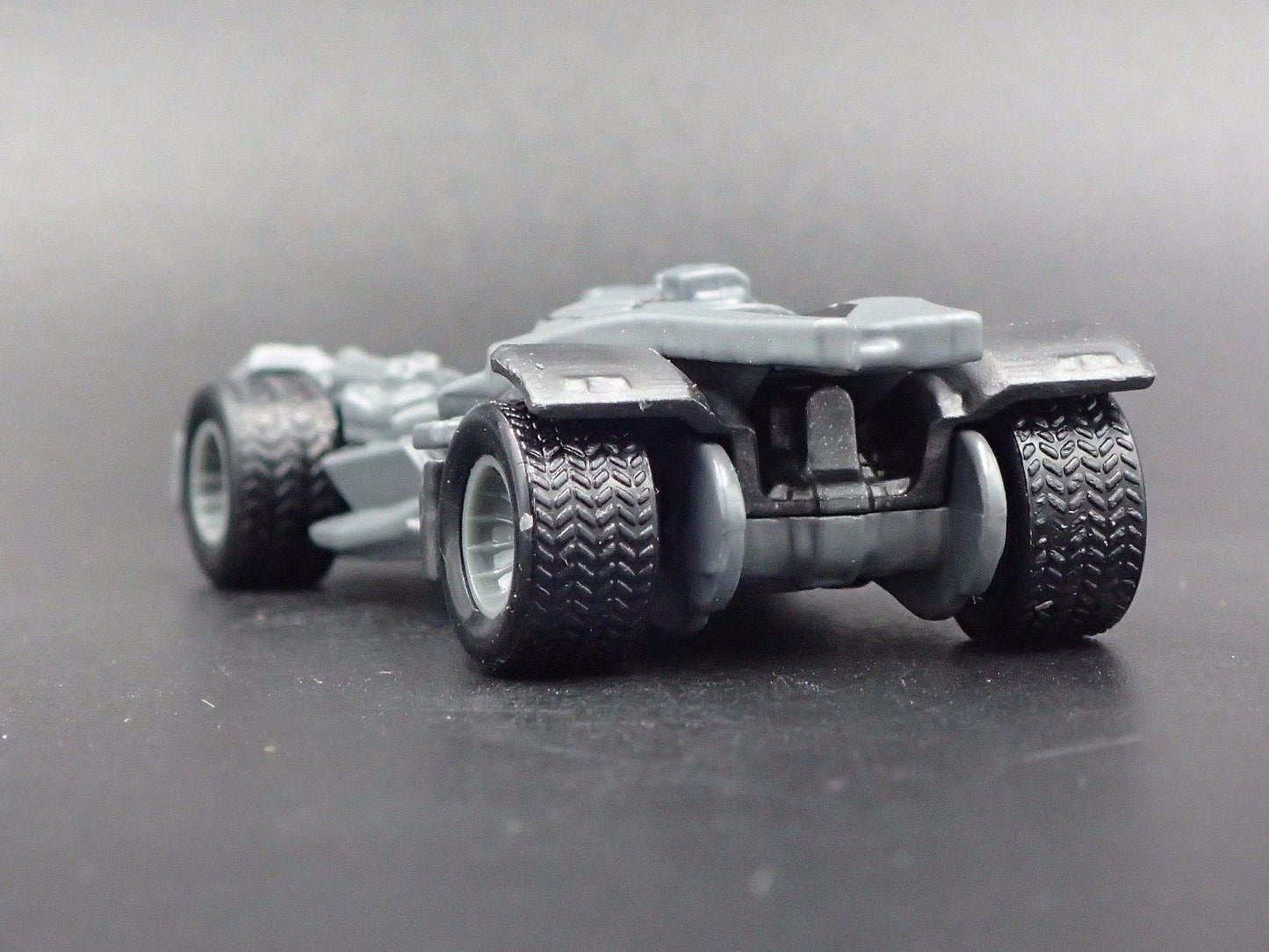 BATMAN JUSTICE LEAGUE BATMOBILE 1:64 SCALE COLLECTIBLE DIORAMA DIECAST MODEL CAR