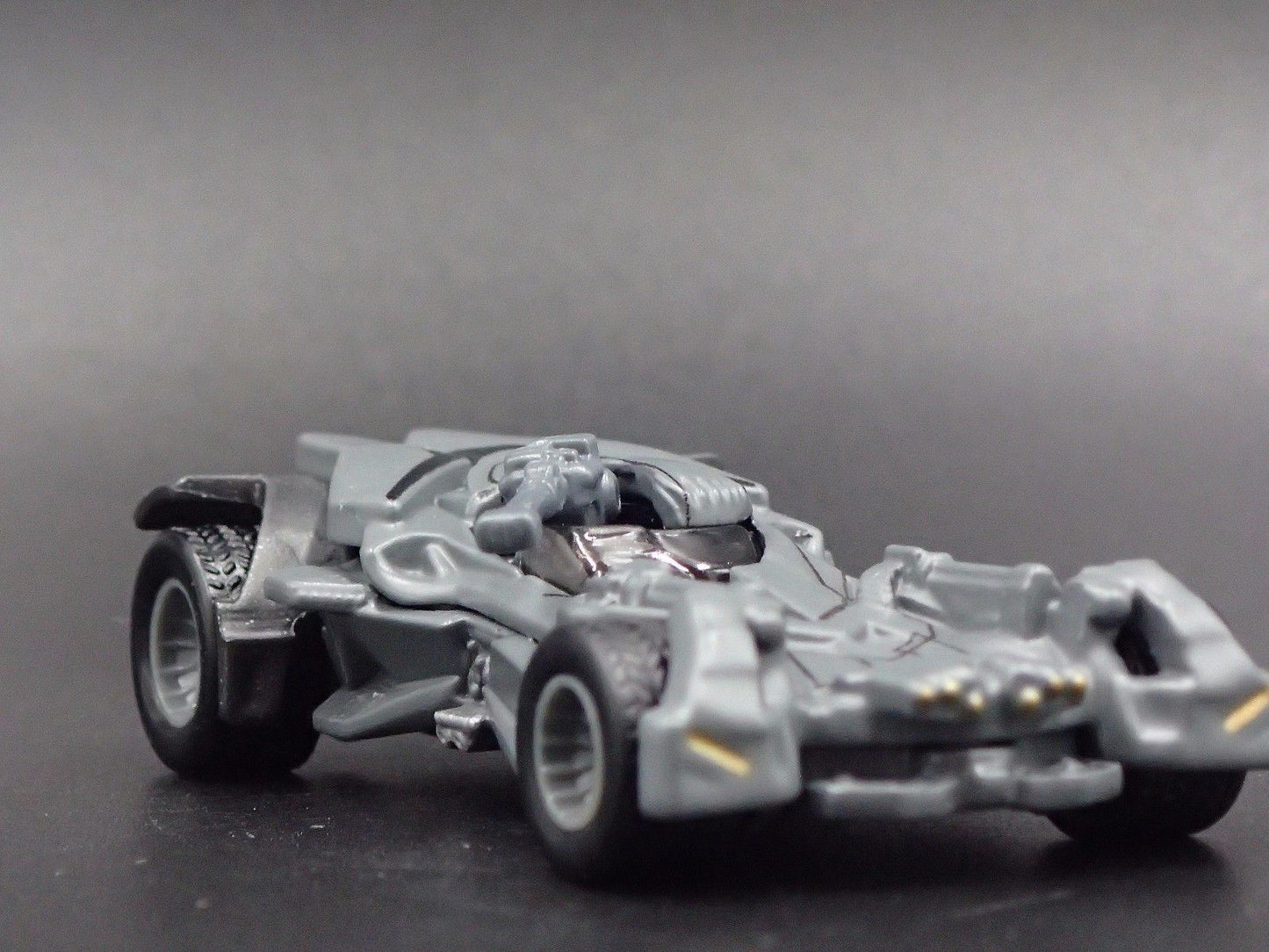 BATMAN JUSTICE LEAGUE BATMOBILE 1:64 SCALE COLLECTIBLE DIORAMA DIECAST MODEL CAR