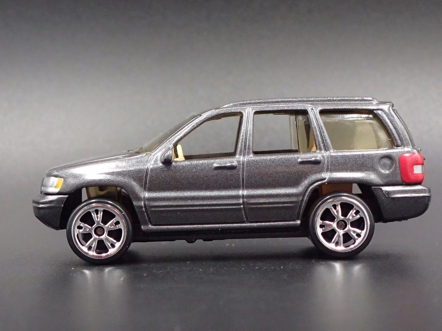 1993 - 1998 JEEP GRAND CHEROKEE GRAY 1:64 SCALE DIORAMA DIECAST MODEL CAR