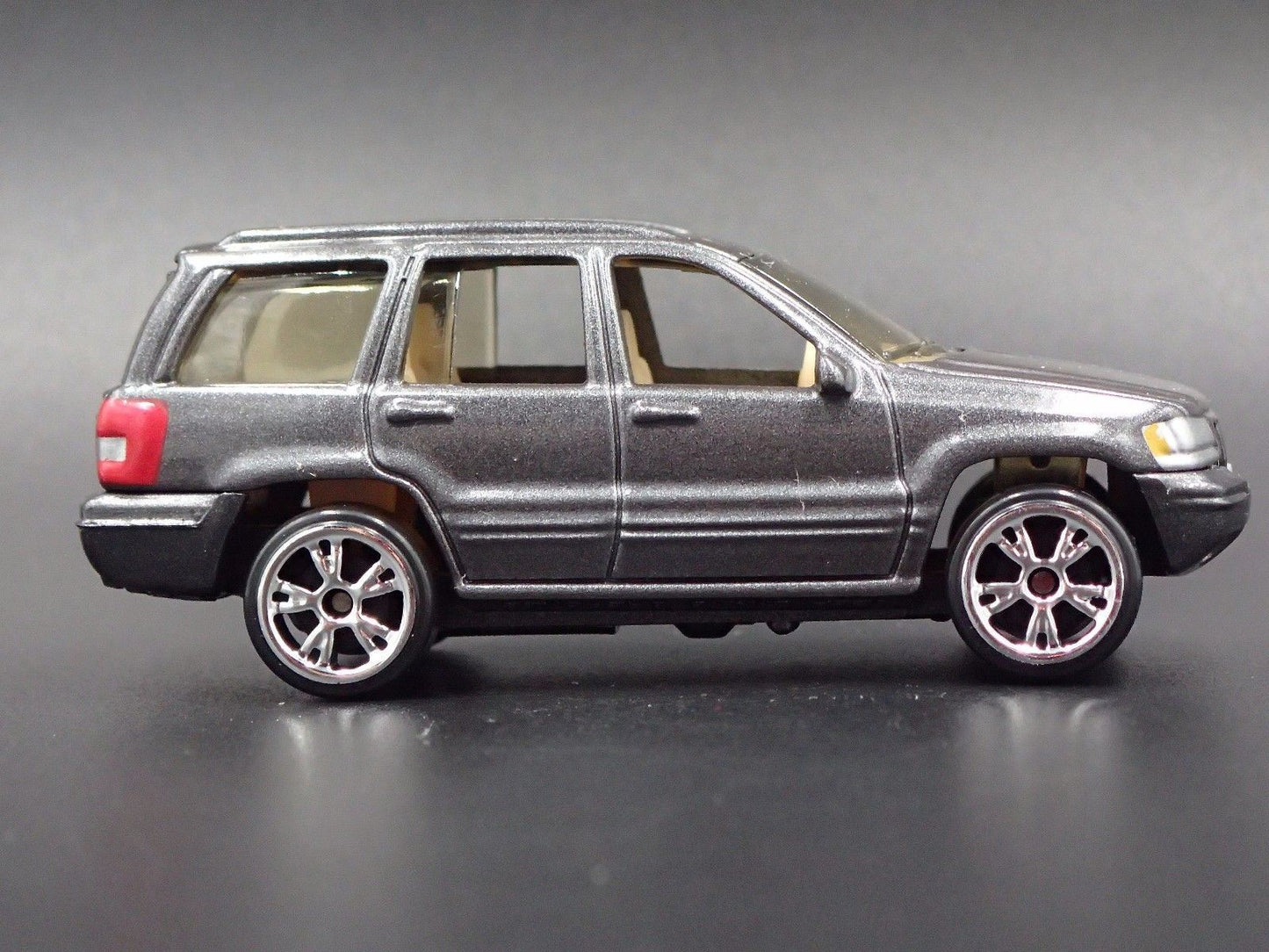 1993 - 1998 JEEP GRAND CHEROKEE GRAY 1:64 SCALE DIORAMA DIECAST MODEL CAR