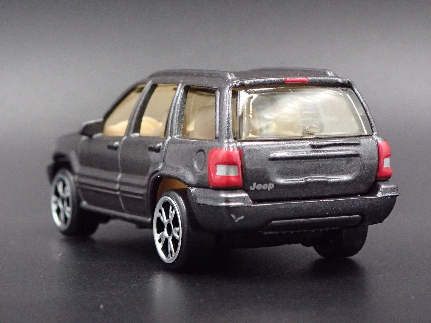 1993 - 1998 JEEP GRAND CHEROKEE GRAY 1:64 SCALE DIORAMA DIECAST MODEL CAR