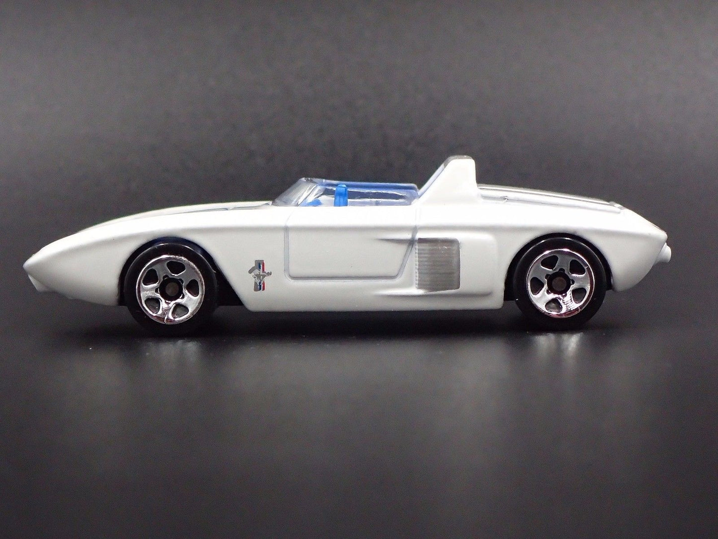 1962 62 FORD MUSTANG CONCEPT 1:64 SCALE COLLECTIBLE DIORAMA DIECAST MODEL CAR