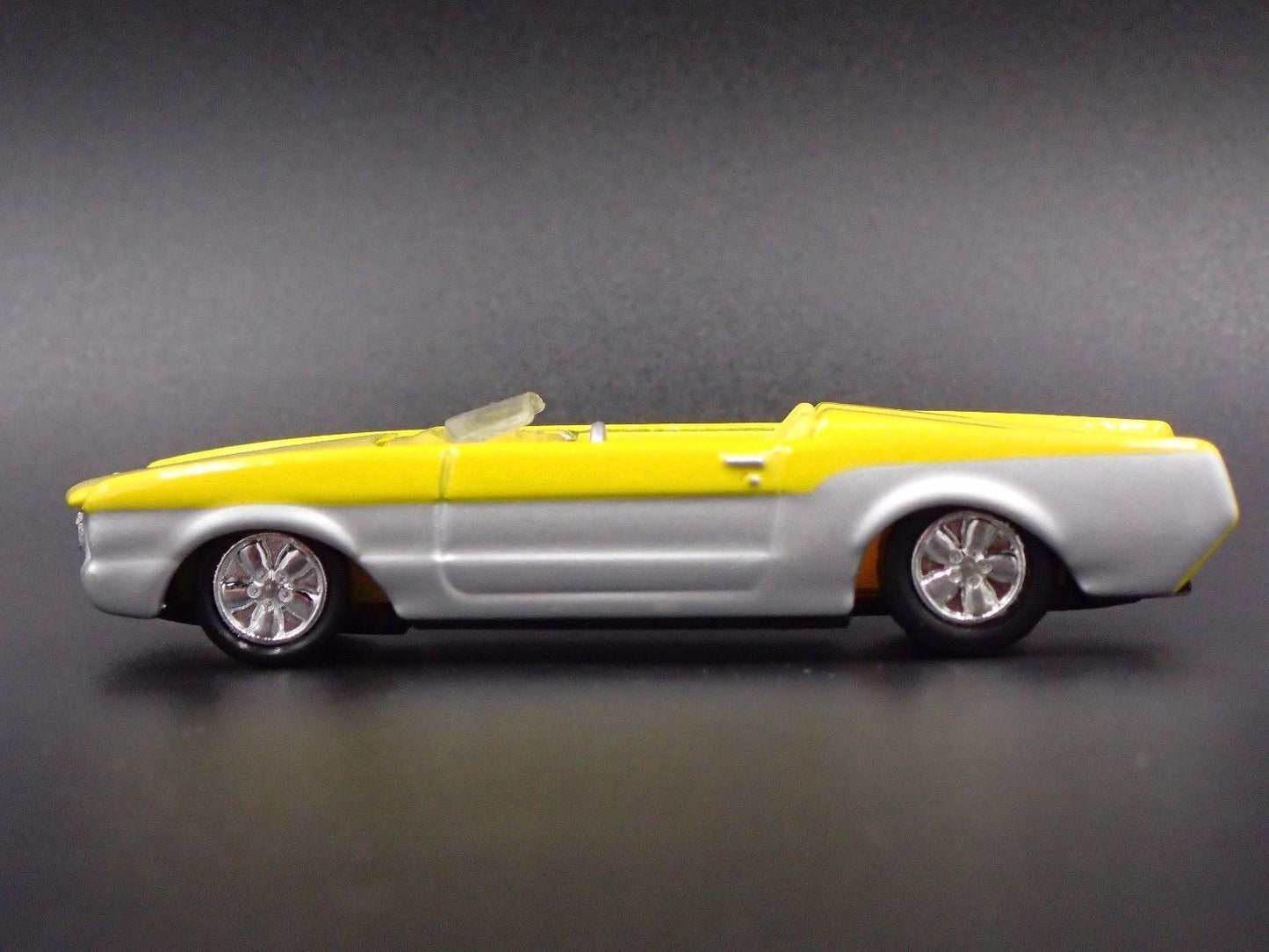 1964 64 FORD MUSTANG SPEEDSTER RARE 1:64 SCALE LIMITED DIORAMA DIECAST MODEL CAR