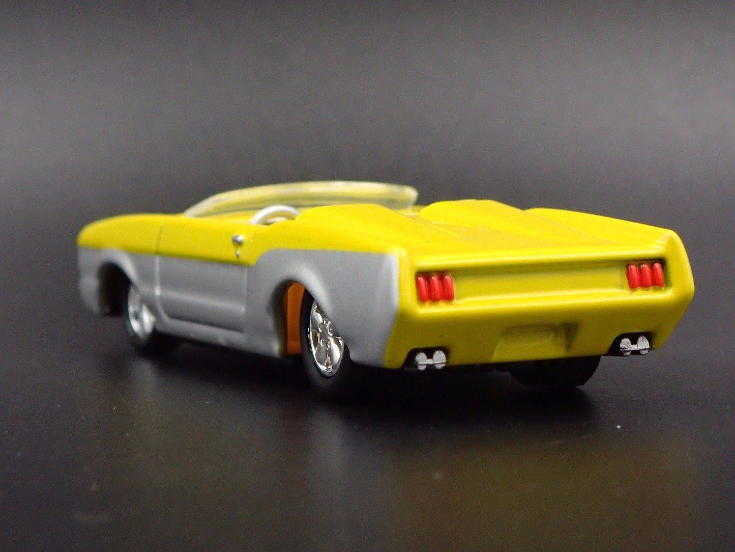 1964 64 FORD MUSTANG SPEEDSTER RARE 1:64 SCALE LIMITED DIORAMA DIECAST MODEL CAR