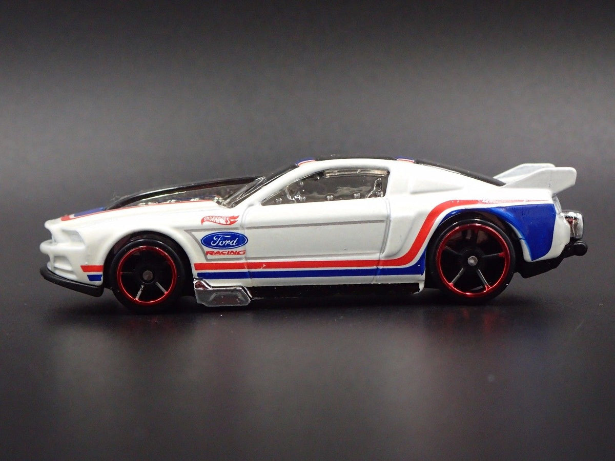 2013 FORD MUSTANG RARE 1:64 COLLECTIBLE DIORAMA DIECAST MODEL CAR-Burning Rubber Toy Company