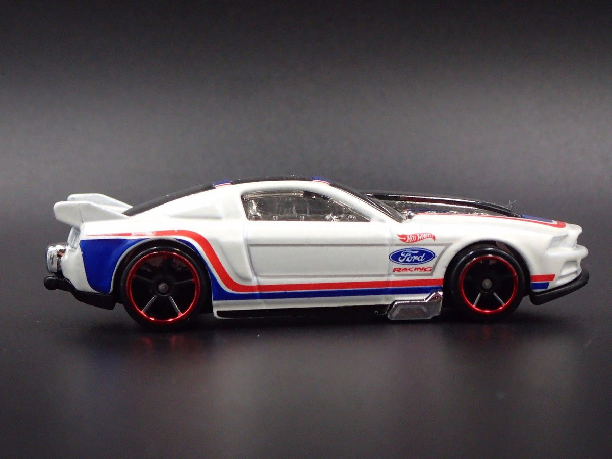 2013 FORD MUSTANG RARE 1:64 COLLECTIBLE DIORAMA DIECAST MODEL CAR-Burning Rubber Toy Company