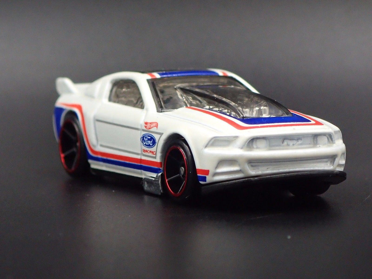 2013 FORD MUSTANG RARE 1:64 COLLECTIBLE DIORAMA DIECAST MODEL CAR-Burning Rubber Toy Company
