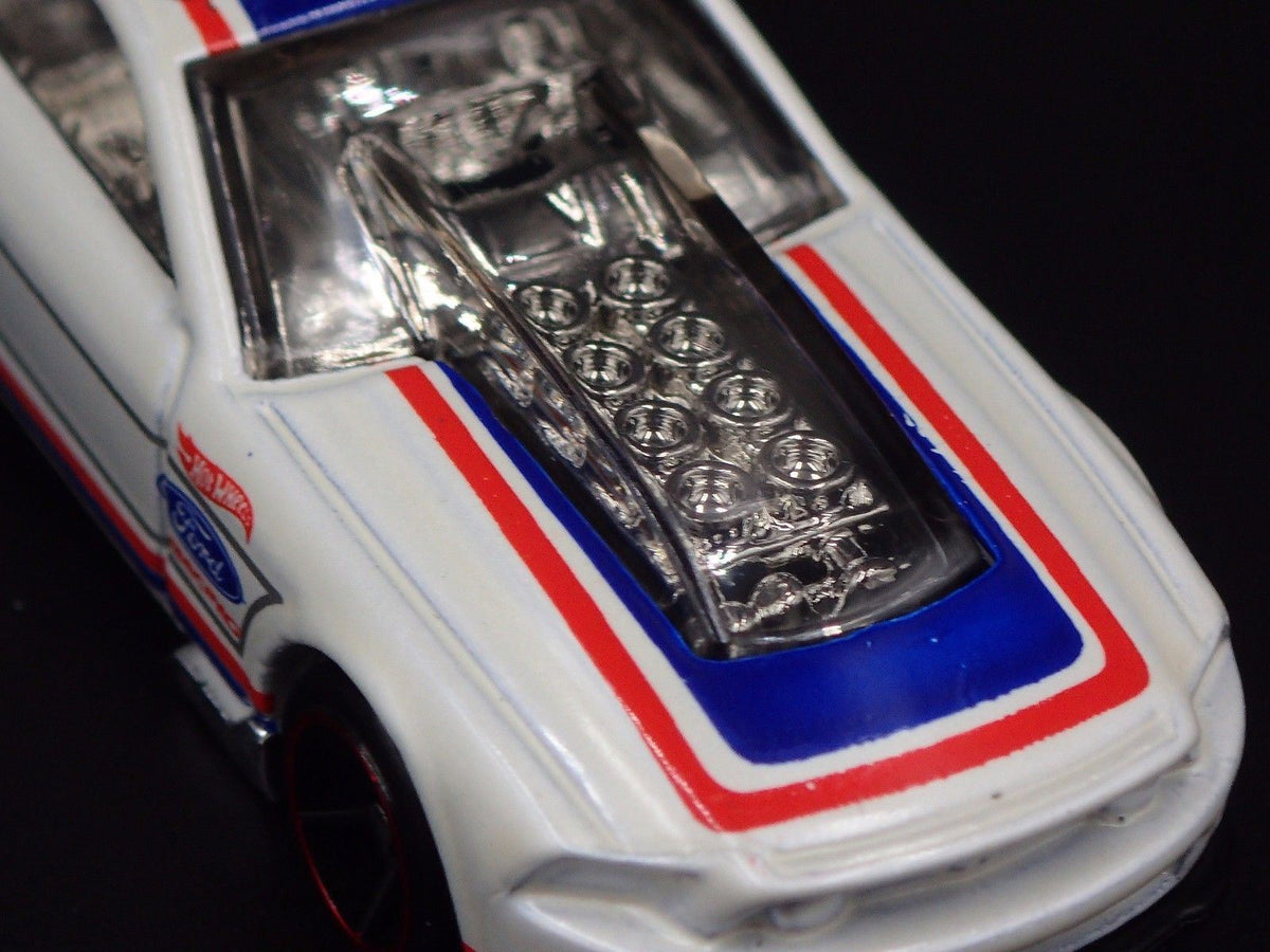 2013 FORD MUSTANG RARE 1:64 COLLECTIBLE DIORAMA DIECAST MODEL CAR-Burning Rubber Toy Company