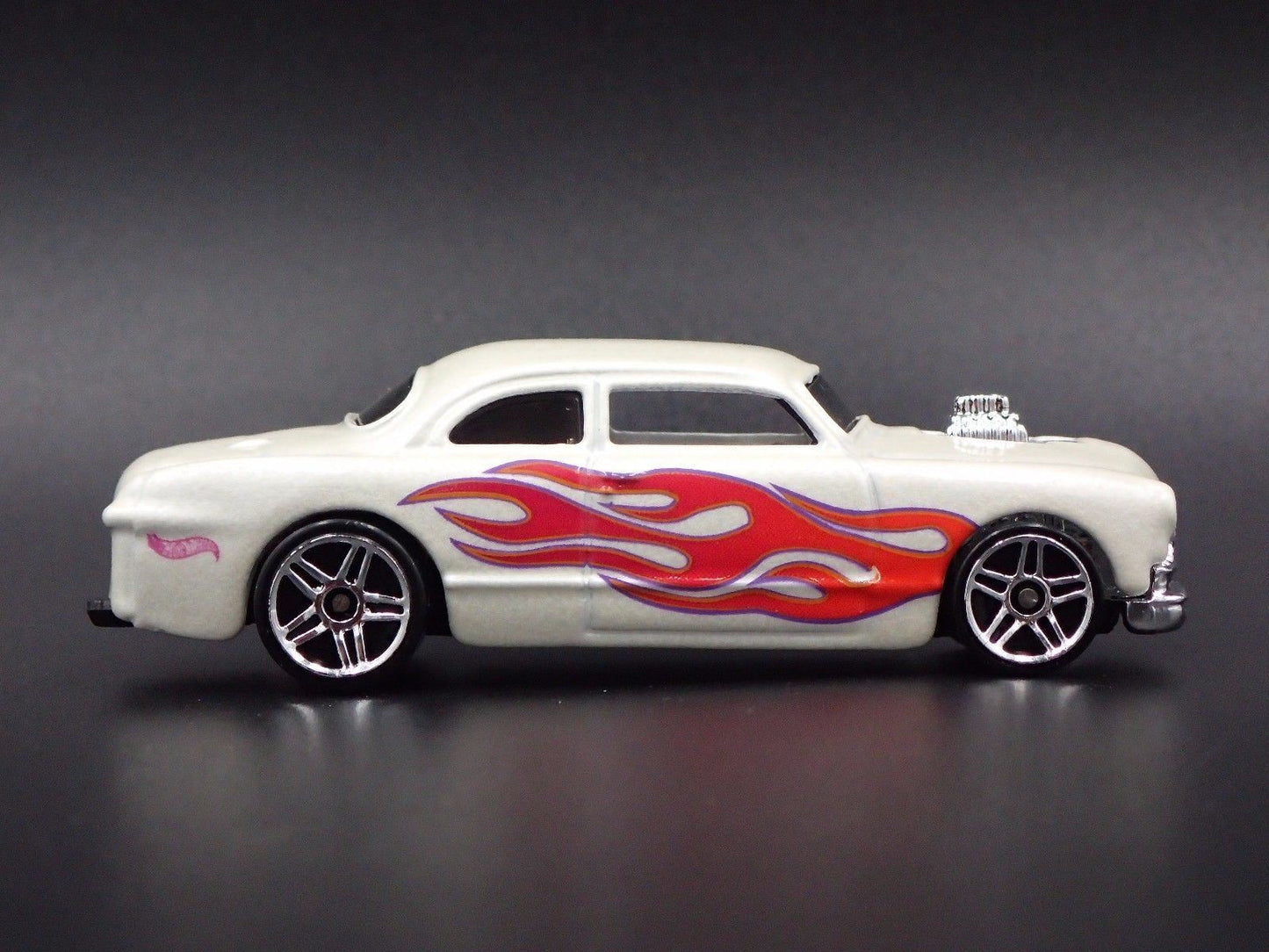 1949 FORD SHOE BOX CLUB COUPE WHITE 1:64 SCALE LIMITED DIORAMA DIECAST MODEL CAR