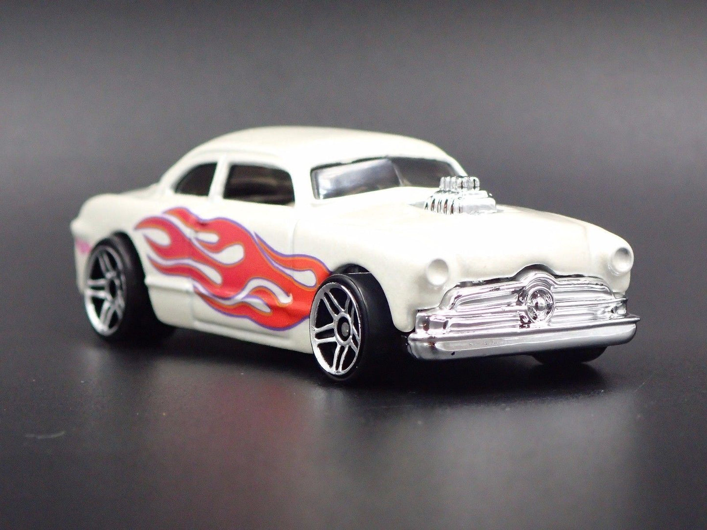 1949 FORD SHOE BOX CLUB COUPE WHITE 1:64 SCALE LIMITED DIORAMA DIECAST MODEL CAR