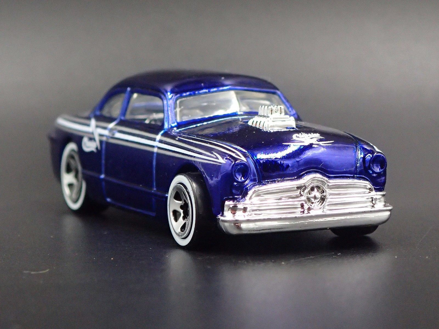 1949-1951 FORD SHOE BOX CLUB COUPE 1:64 SCALE LIMITED DIORAMA DIECAST MODEL CAR