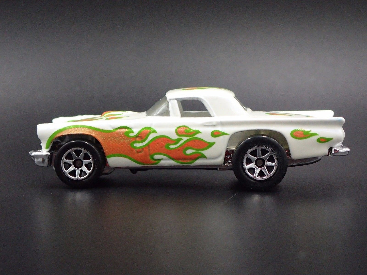 1957 57 FORD THUNDERBIRD TBIRD 1:64 SCALE COLLECTIBLE DIORAMA DIECAST MODEL CAR