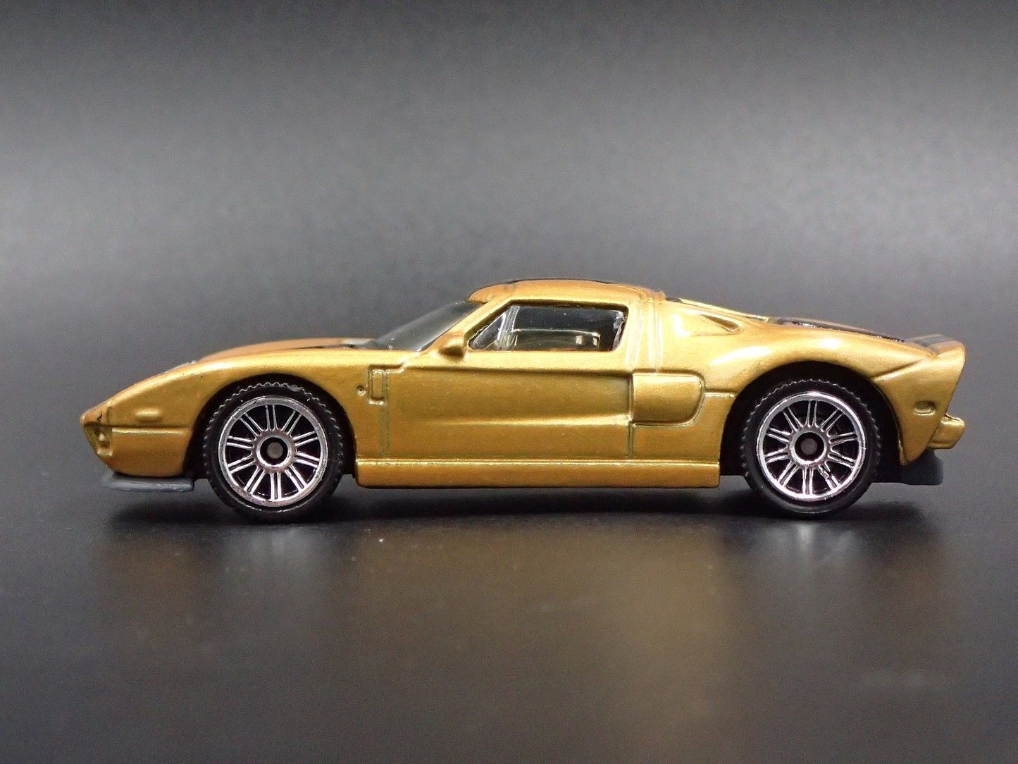 2005-2006 FORD GT GOLD 1:64 SCALE LIMITED COLLECTIBLE DIORAMA DIECAST MODEL CAR