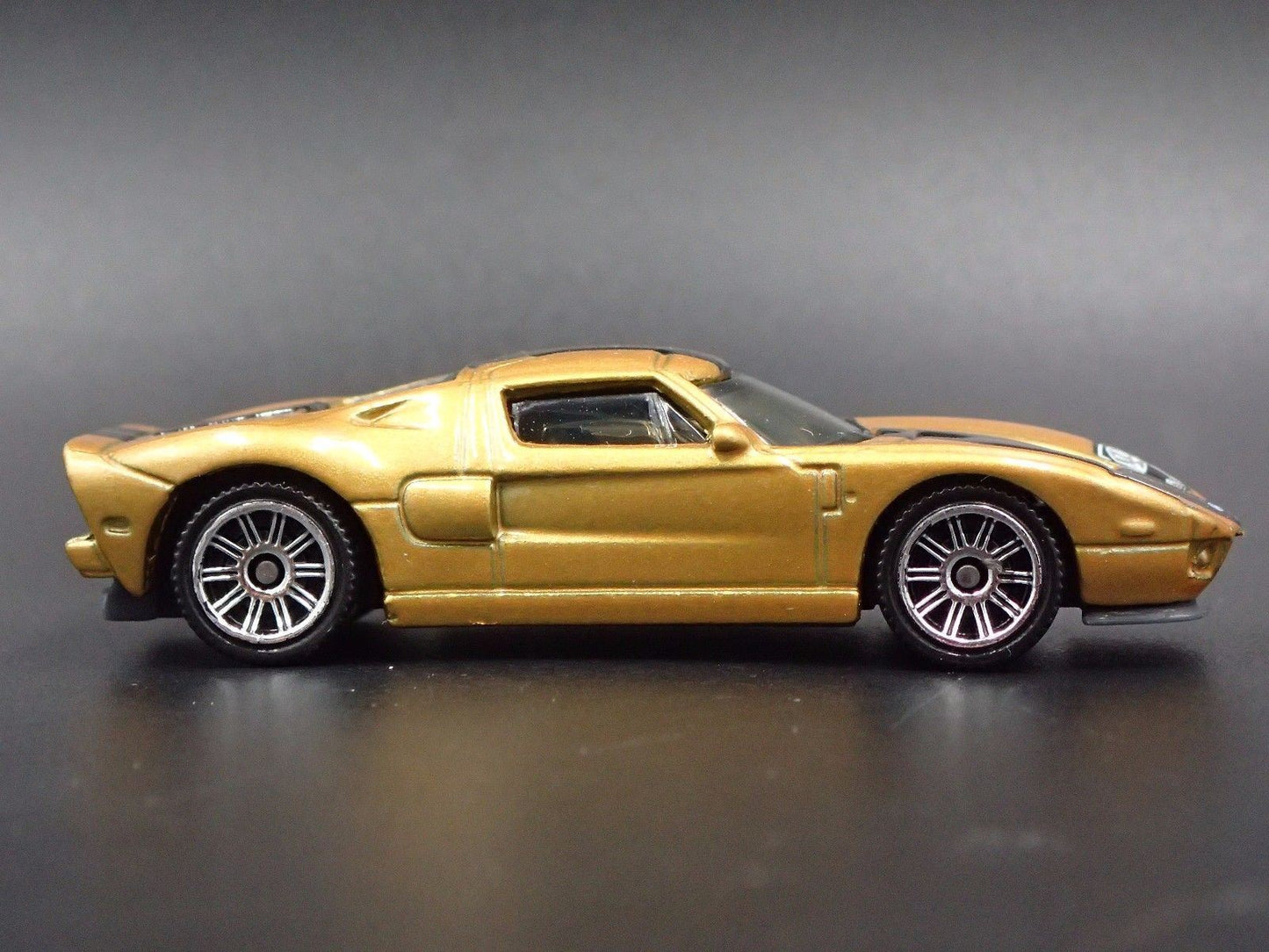 2005-2006 FORD GT GOLD 1:64 SCALE LIMITED COLLECTIBLE DIORAMA DIECAST MODEL CAR