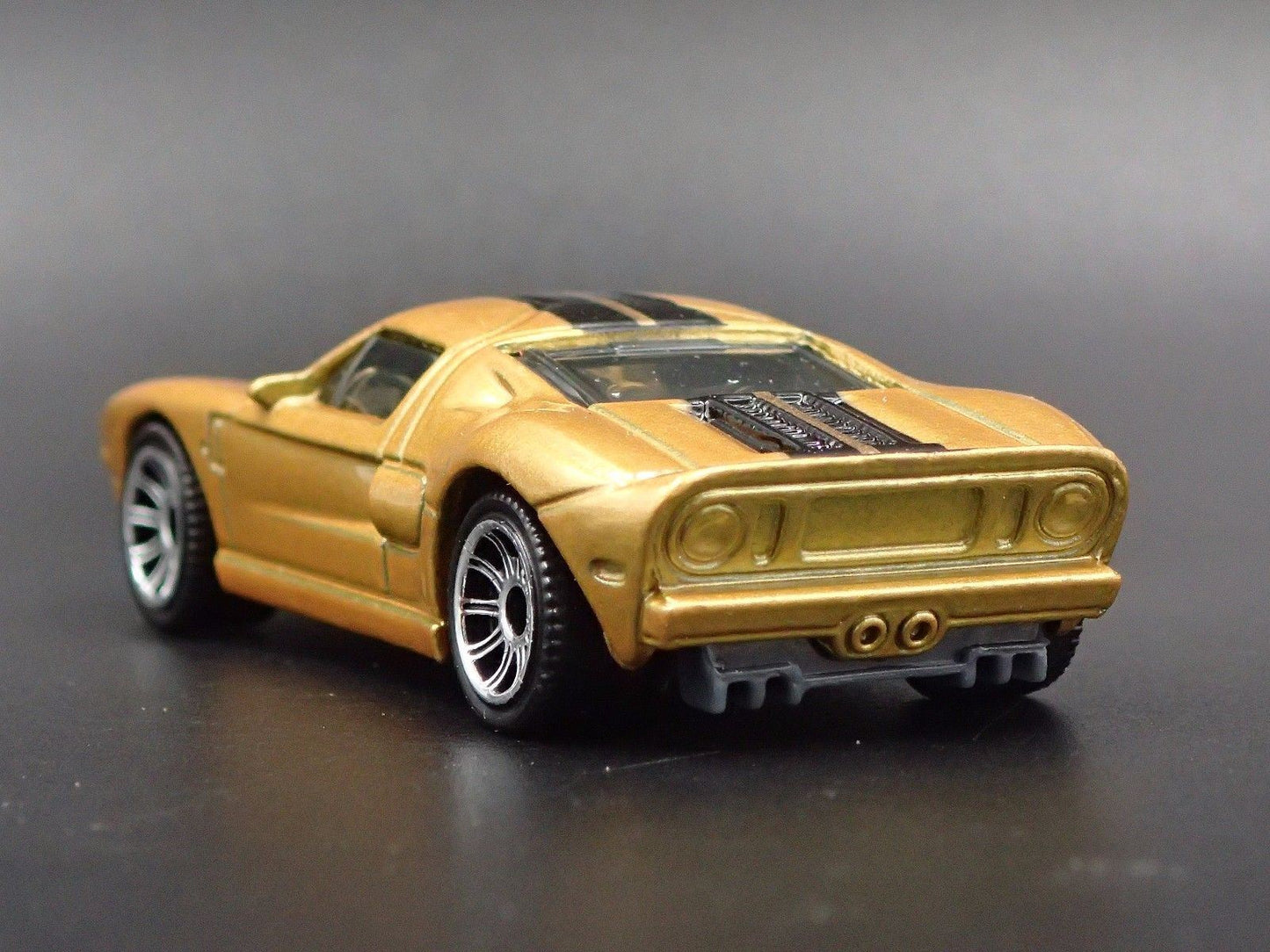 2005-2006 FORD GT GOLD 1:64 SCALE LIMITED COLLECTIBLE DIORAMA DIECAST MODEL CAR