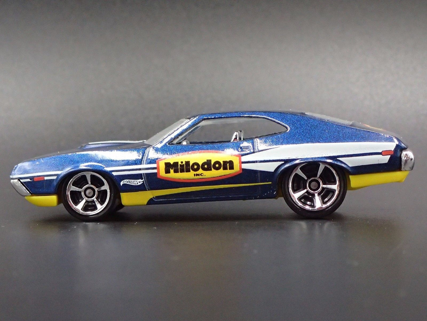 1972 72 FORD GRAN TORINO SPORT MILODON BLUE 1:64 SCALE DIORAMA DIECAST MODEL CAR