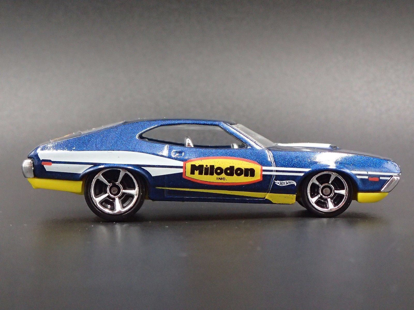 1972 72 FORD GRAN TORINO SPORT MILODON BLUE 1:64 SCALE DIORAMA DIECAST MODEL CAR