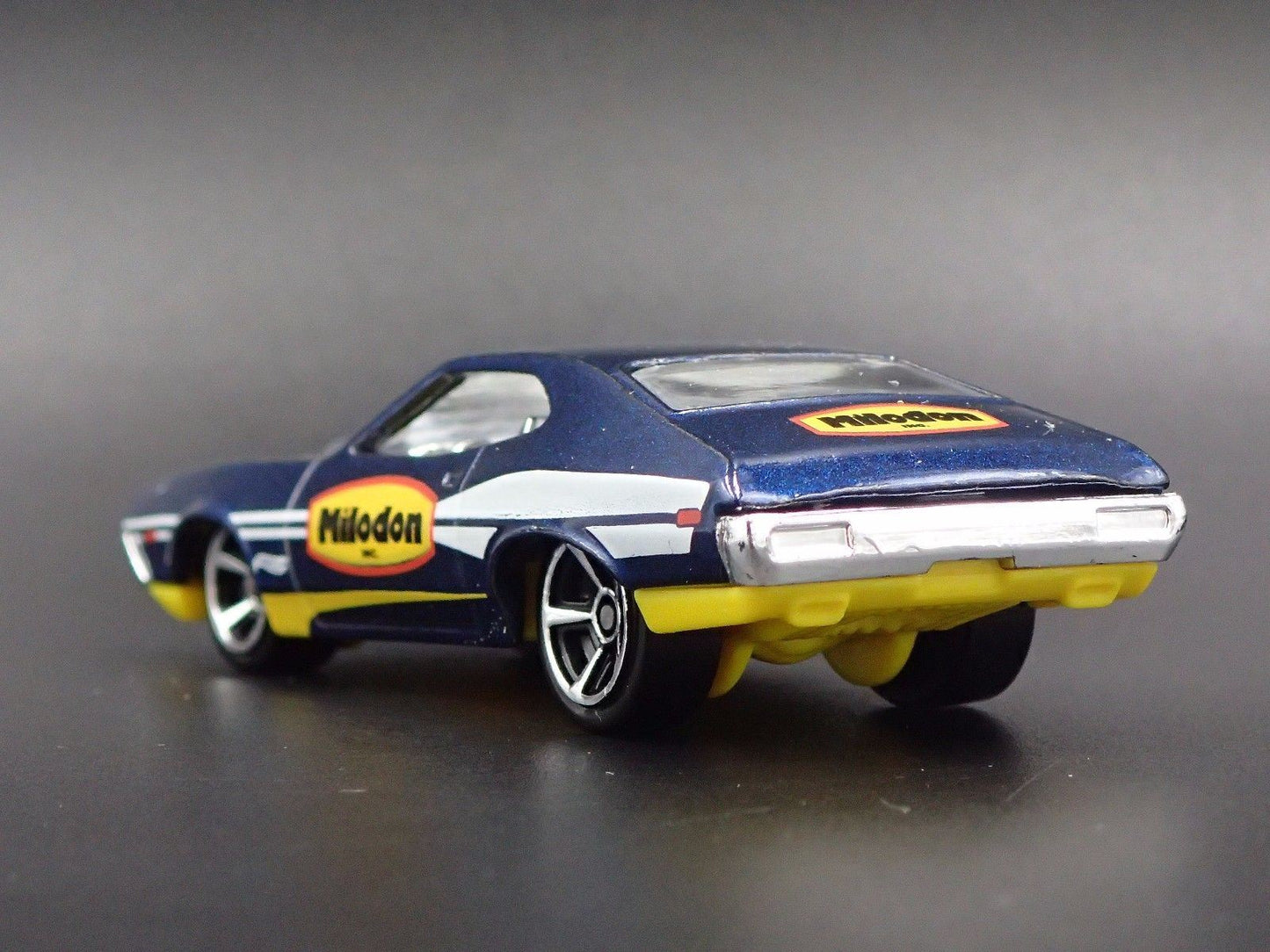 1972 72 FORD GRAN TORINO SPORT MILODON BLUE 1:64 SCALE DIORAMA DIECAST MODEL CAR