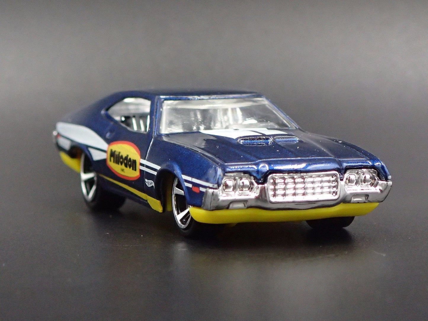 1972 72 FORD GRAN TORINO SPORT MILODON BLUE 1:64 SCALE DIORAMA DIECAST MODEL CAR