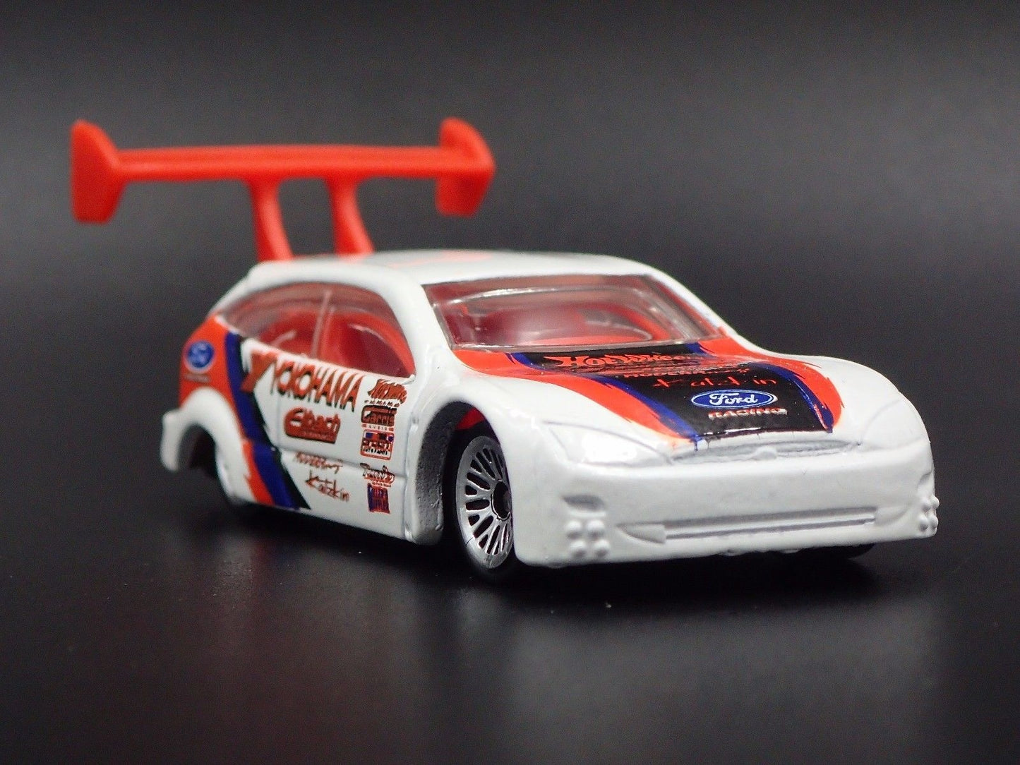 1998 - 2005 FORD FOCUS YOKOHAMA WHITE 1:64 SCALE COLLECTIBLE DIECAST MODEL CAR