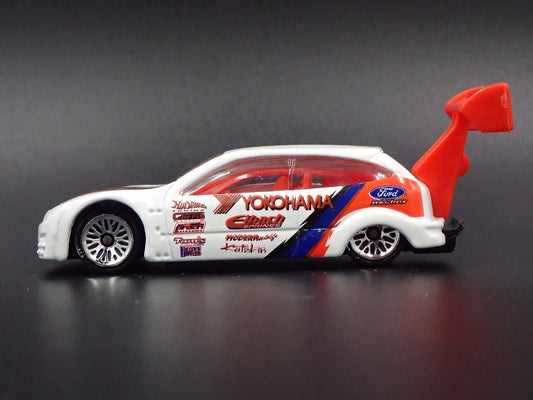 1998 - 2005 FORD FOCUS YOKOHAMA WHITE 1:64 SCALE COLLECTIBLE DIECAST MODEL CAR