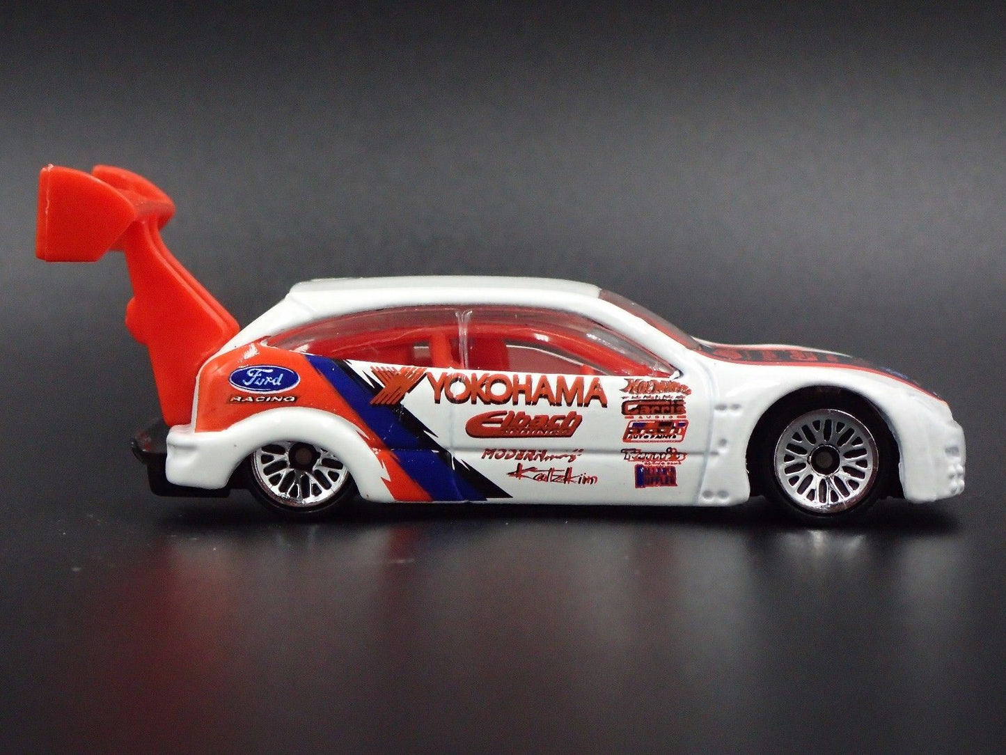 1998 - 2005 FORD FOCUS YOKOHAMA WHITE 1:64 SCALE COLLECTIBLE DIECAST MODEL CAR