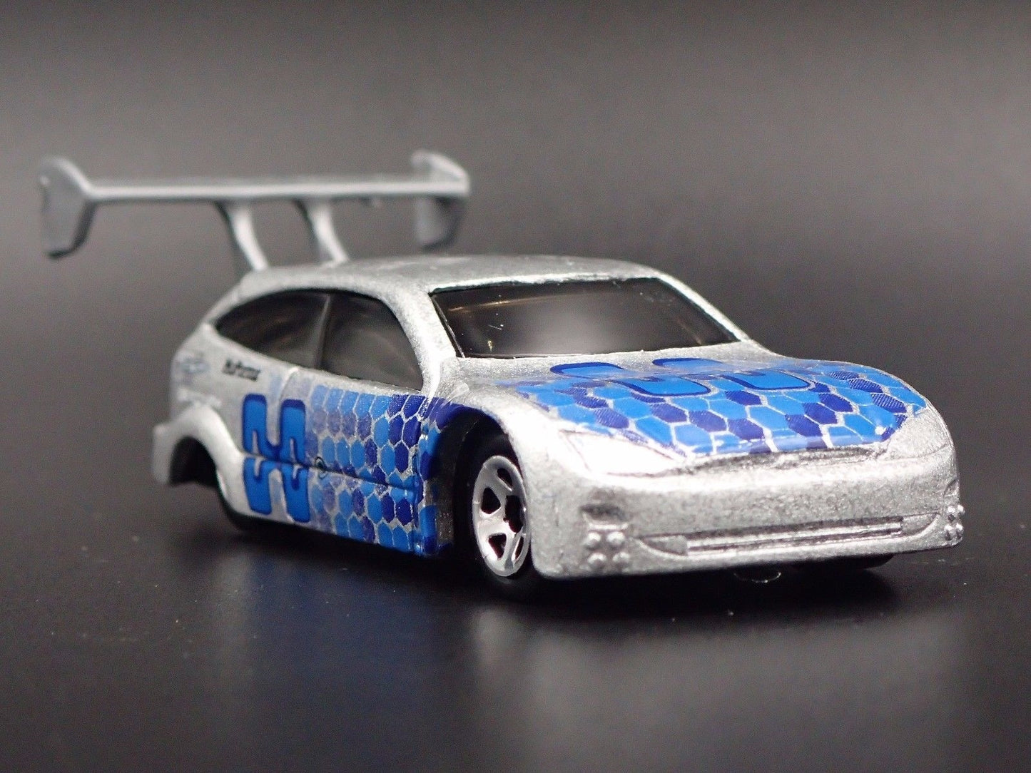 1998 - 2005 FORD FOCUS SILVER 1:64 SCALE COLLECTIBLE DIORAMA DIECAST MODEL CAR