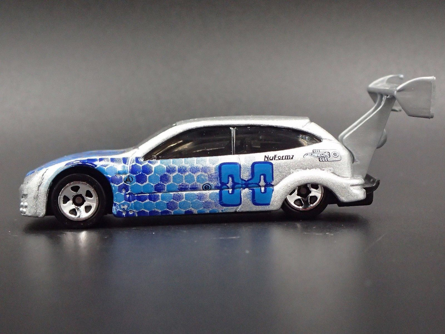 1998 - 2005 FORD FOCUS SILVER 1:64 SCALE COLLECTIBLE DIORAMA DIECAST MODEL CAR