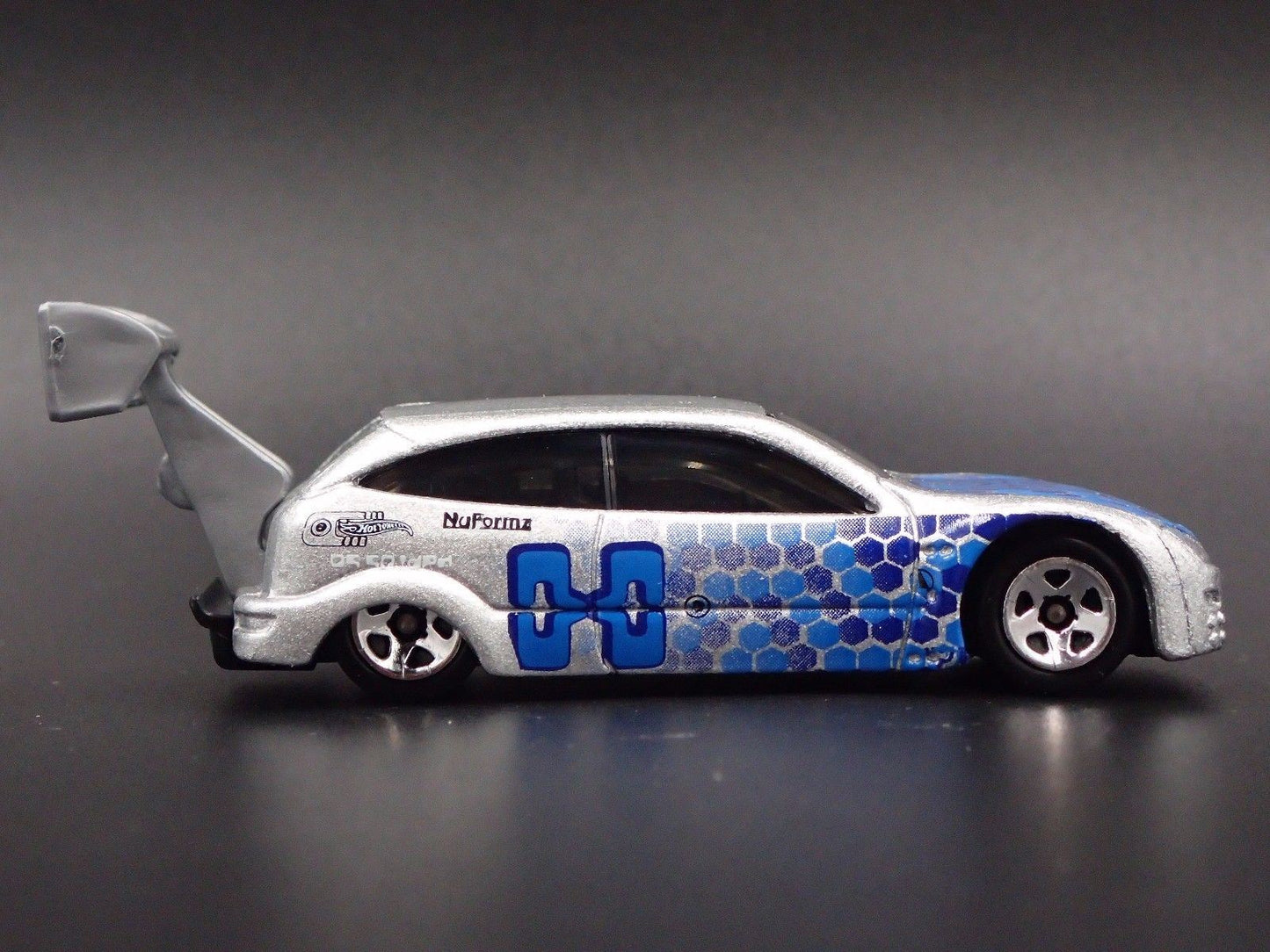 1998 - 2005 FORD FOCUS SILVER 1:64 SCALE COLLECTIBLE DIORAMA DIECAST MODEL CAR