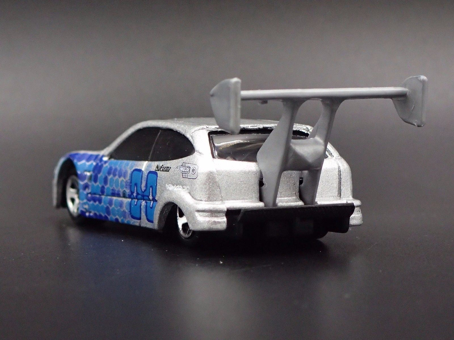 1998 - 2005 FORD FOCUS SILVER 1:64 SCALE COLLECTIBLE DIORAMA DIECAST MODEL CAR