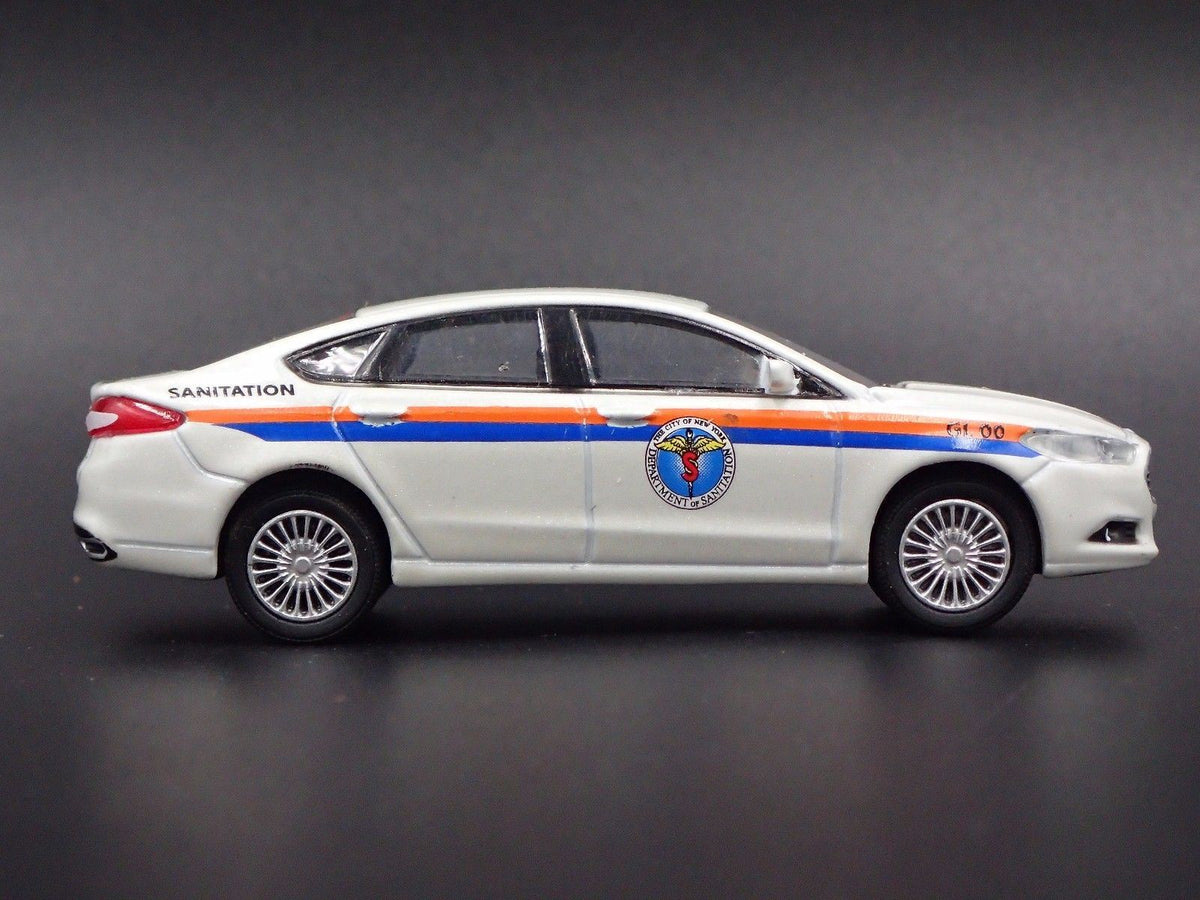 2013 FORD FUSION DSNY SANITATION RARE 1:64 COLLECTIBLE DIORAMA DIECAST MODEL CAR-Burning Rubber Toy Company