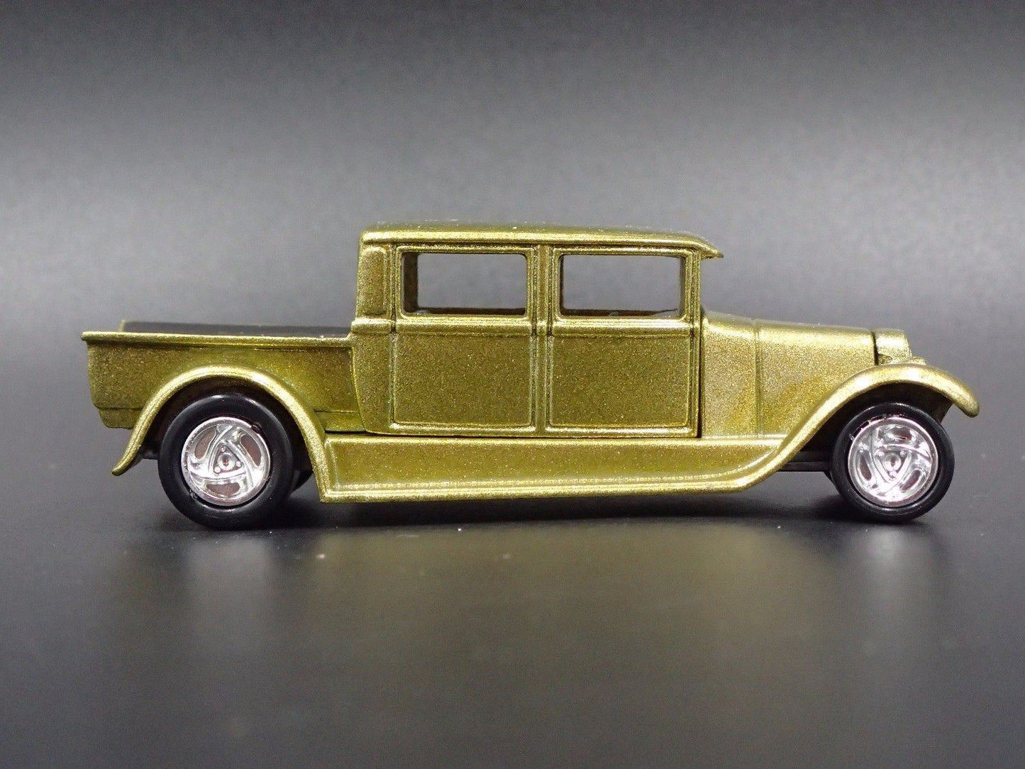 1929 29 FORD CREW CAB PICKUP TRUCK GREEN 1:64 SCALE DIORAMA DIECAST MODEL CAR