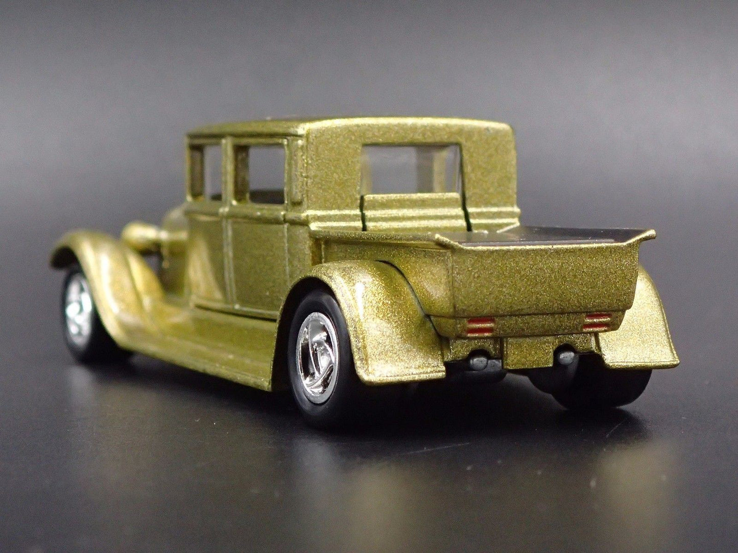 1929 29 FORD CREW CAB PICKUP TRUCK GREEN 1:64 SCALE DIORAMA DIECAST MODEL CAR