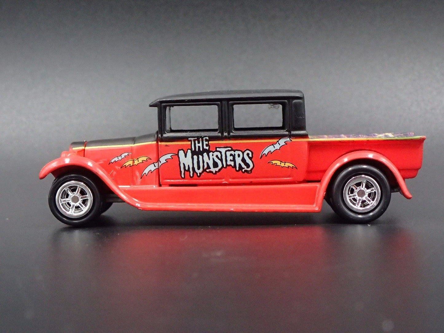 1929 FORD CREW CAB PICKUP TRUCK MUNSTERS 1:64 SCALE DIORAMA DIECAST MODEL CAR