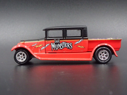 1929 FORD CREW CAB PICKUP TRUCK MUNSTERS 1:64 SCALE DIORAMA DIECAST MODEL CAR