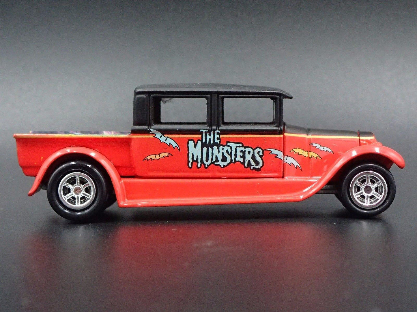 1929 FORD CREW CAB PICKUP TRUCK MUNSTERS 1:64 SCALE DIORAMA DIECAST MODEL CAR