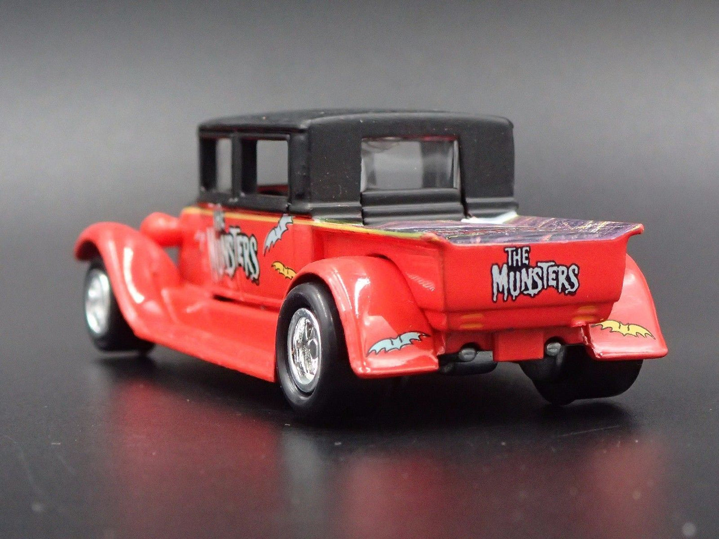 1929 FORD CREW CAB PICKUP TRUCK MUNSTERS 1:64 SCALE DIORAMA DIECAST MODEL CAR