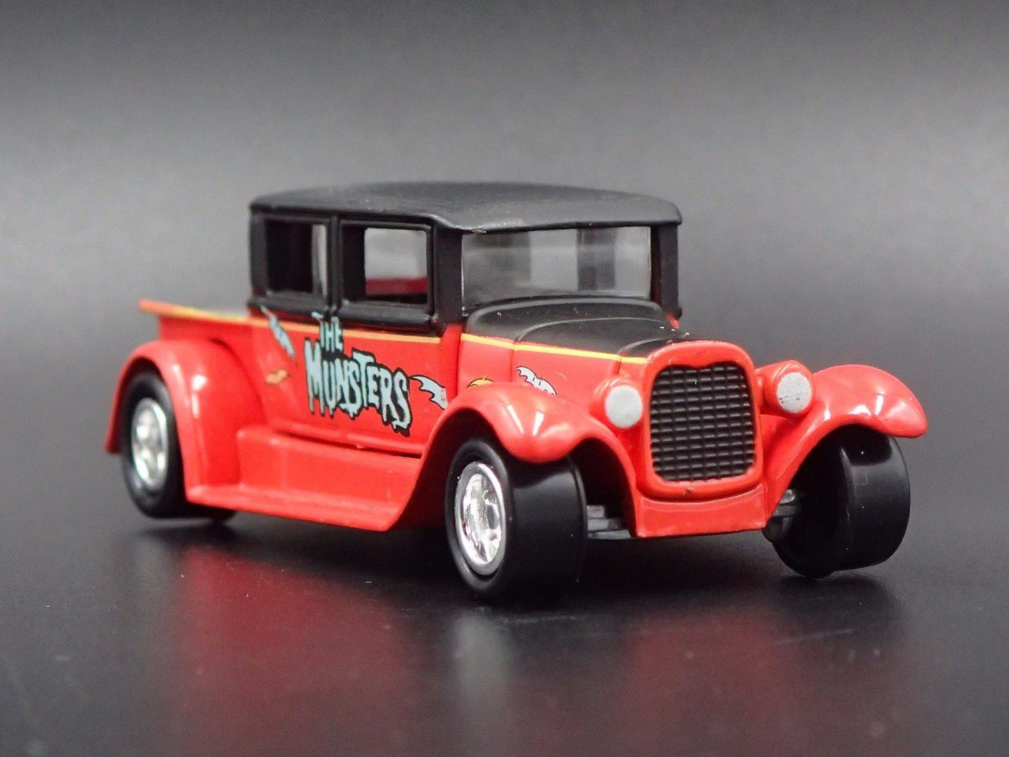 1929 FORD CREW CAB PICKUP TRUCK MUNSTERS 1:64 SCALE DIORAMA DIECAST MODEL CAR