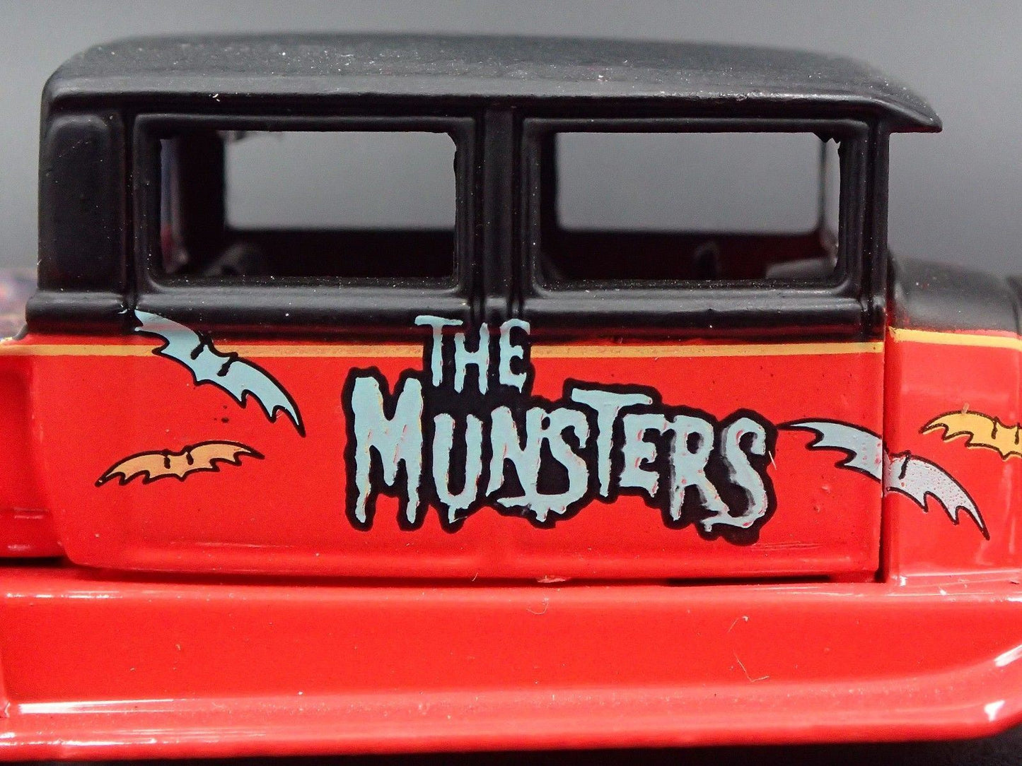 1929 FORD CREW CAB PICKUP TRUCK MUNSTERS 1:64 SCALE DIORAMA DIECAST MODEL CAR