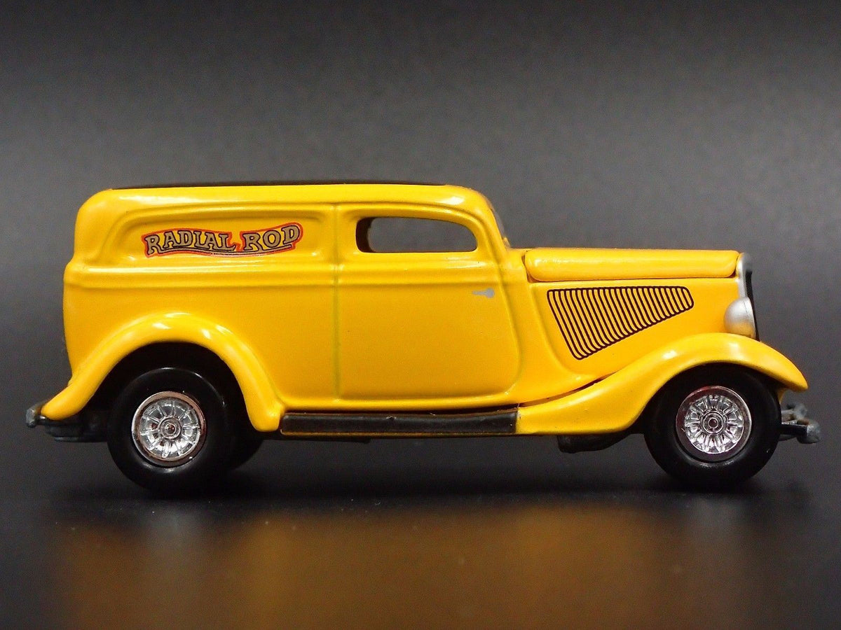 1933 33 FORD PANEL DELIVERY 1:64 SCALE COLLECTIBLE DIORAMA DIECAST MODEL CAR-Burning Rubber Toy Company