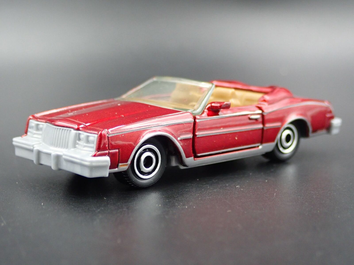 1983 83 BUICK RIVIERA CONVERTIBLE BURGUNDY 1:64 SCALE DIORAMA DIECAST MODEL CAR