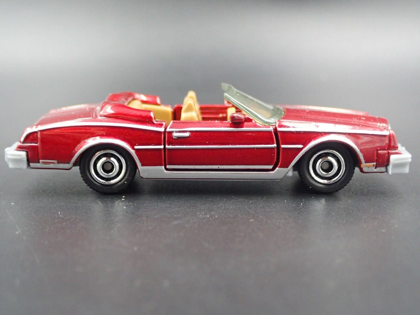 1983 83 BUICK RIVIERA CONVERTIBLE BURGUNDY 1:64 SCALE DIORAMA DIECAST MODEL CAR