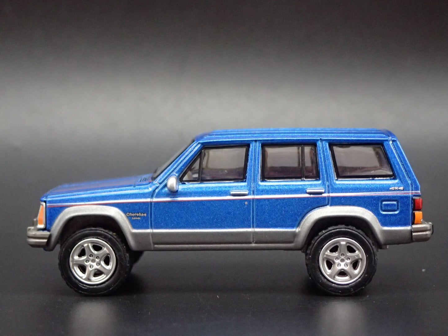 1984-2001 JEEP CHEROKEE LIMITED XJ 4 DOOR 1:64 SCALE DIORAMA DIECAST MODEL CAR