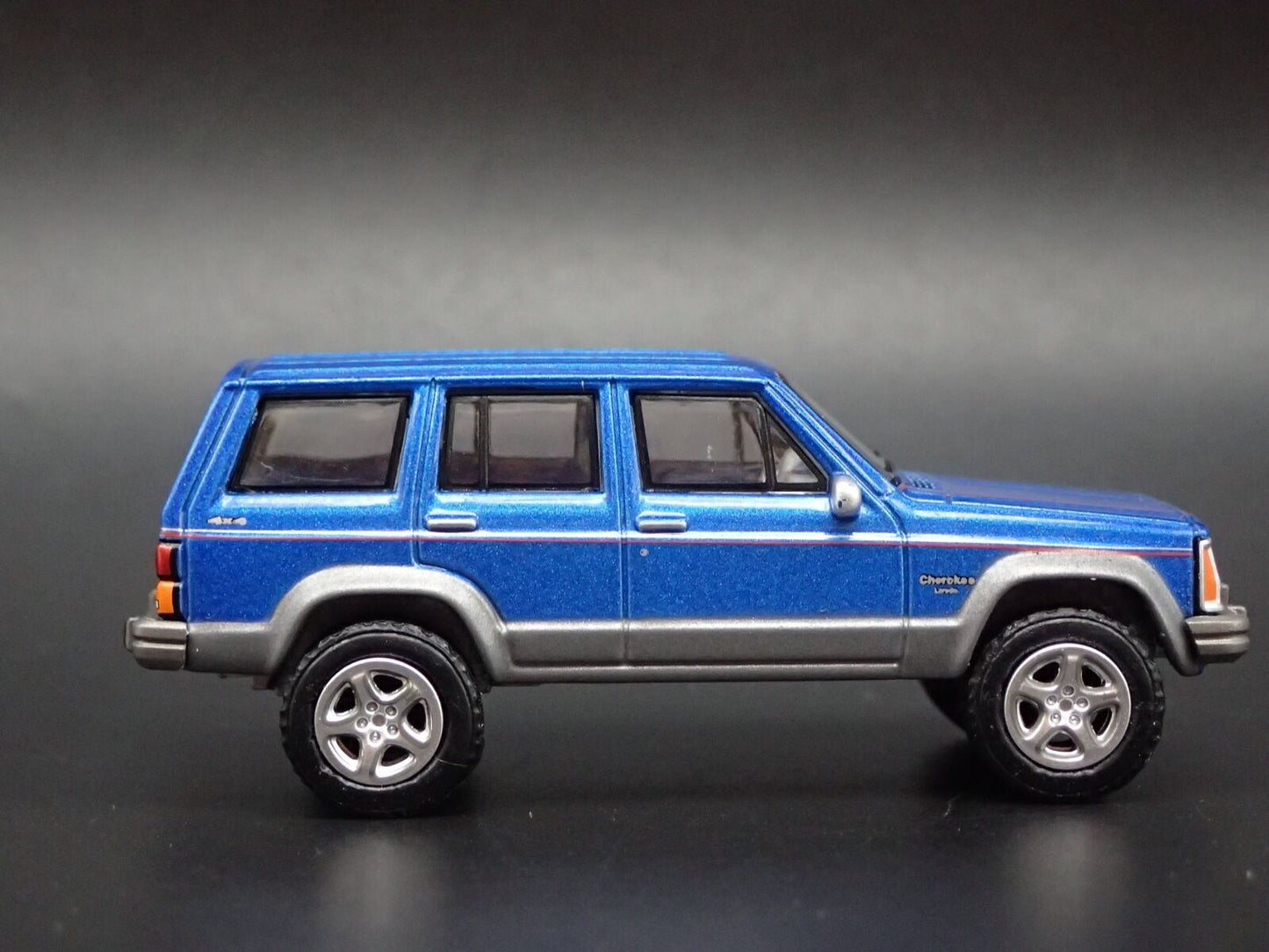 1984-2001 JEEP CHEROKEE LIMITED XJ 4 DOOR 1:64 SCALE DIORAMA DIECAST MODEL CAR